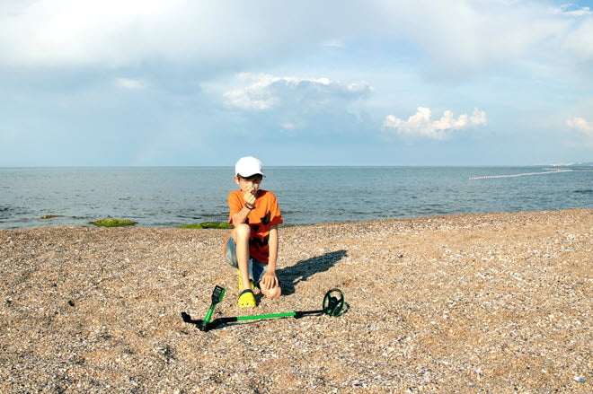 Kid and finds on beach with Nokta Makro MIDI Hoard Waterproof Kids Metal Detector